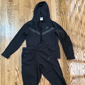 Nike tech hoodie and Nike tech pants - black